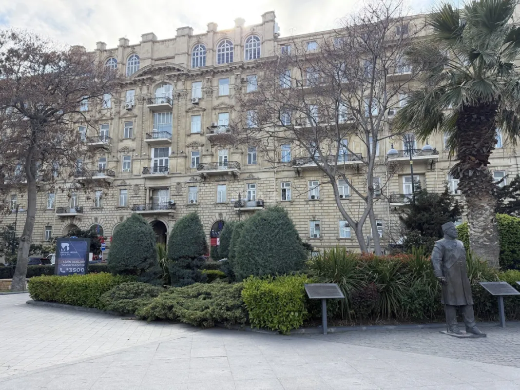 Kirayə verilir 8 otaqlı ofis 370 m²