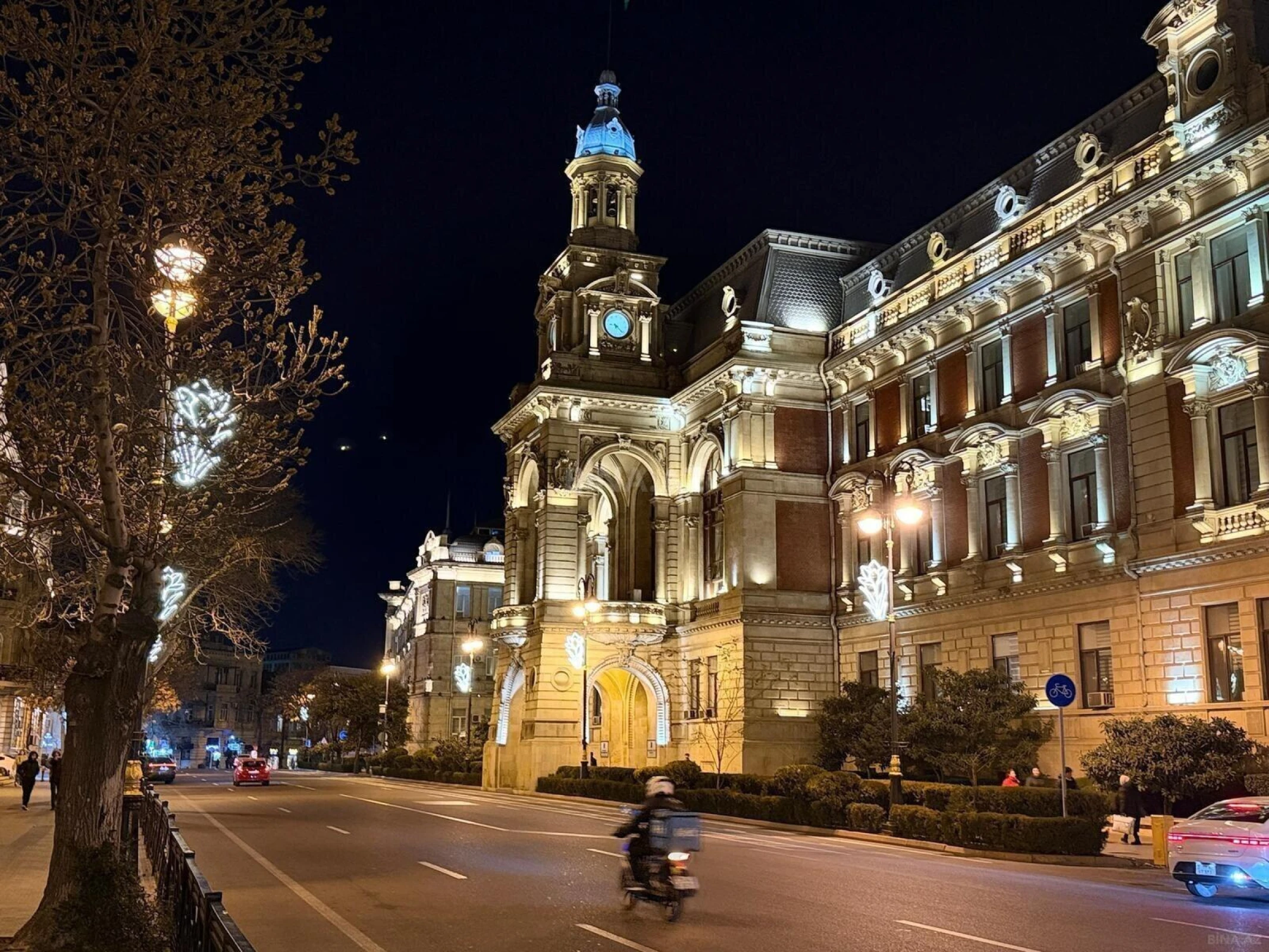 Kirayə verilir 8 otaqlı ofis 370 m²