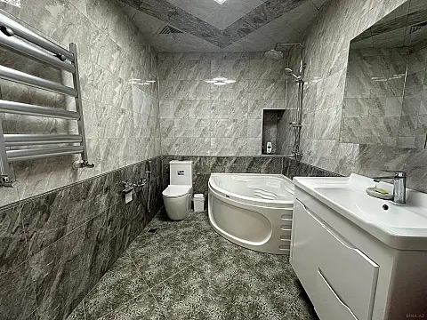 Satılır 3 otaqlı mənzil 136 m²