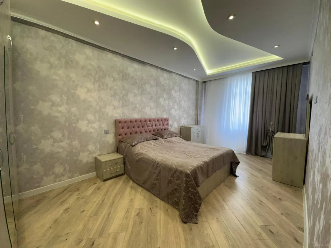 Satılır 3 otaqlı mənzil 136 m²