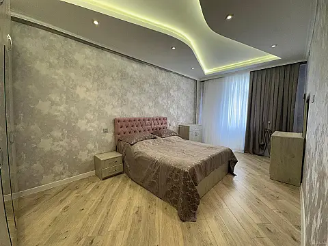 Satılır 3 otaqlı mənzil 136 m²