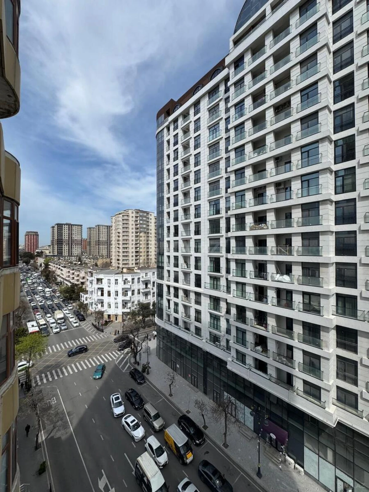 Satılır 4 otaqlı mənzil 240 m²