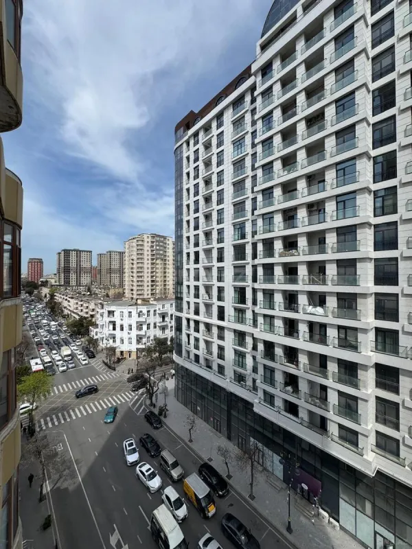 Satılır 4 otaqlı mənzil 240 m²