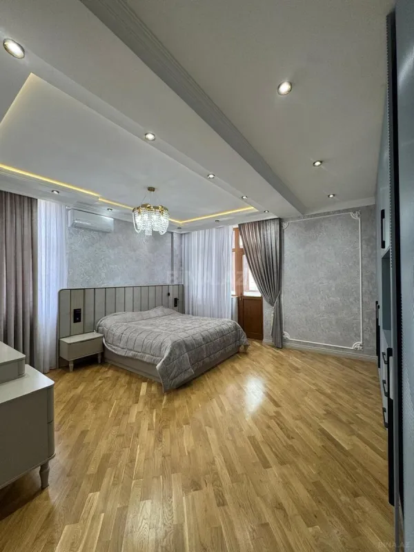 Satılır 4 otaqlı mənzil 240 m²
