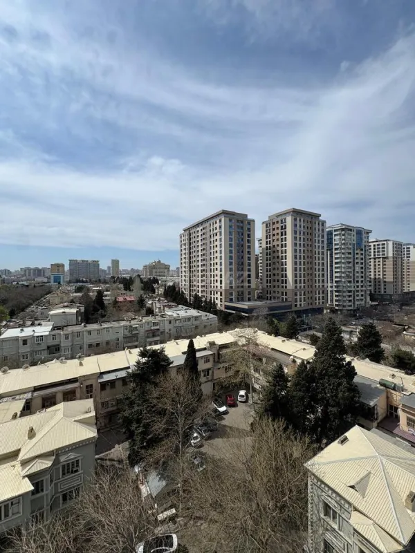 Satılır 4 otaqlı mənzil 240 m²