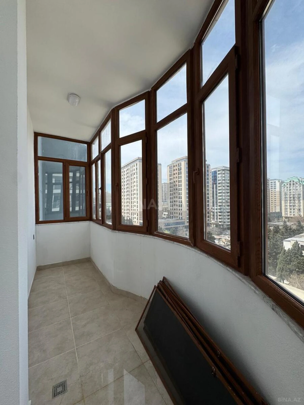 Satılır 4 otaqlı mənzil 240 m²