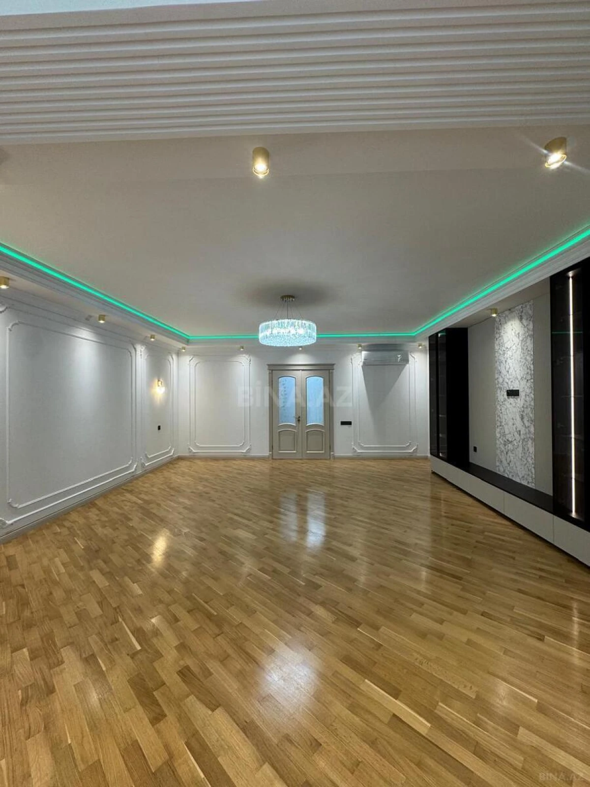 Satılır 4 otaqlı mənzil 240 m²