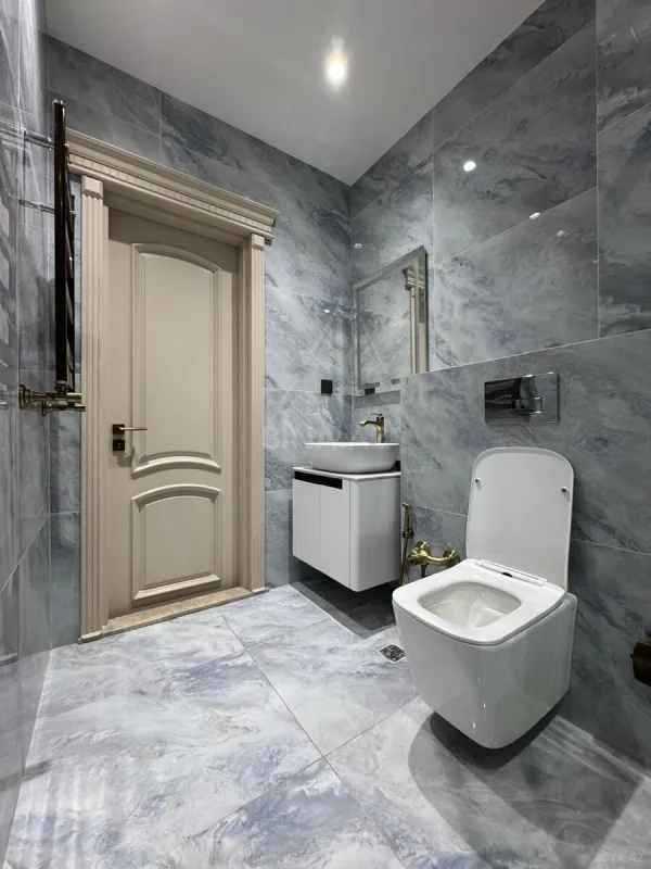 Satılır 4 otaqlı mənzil 240 m²