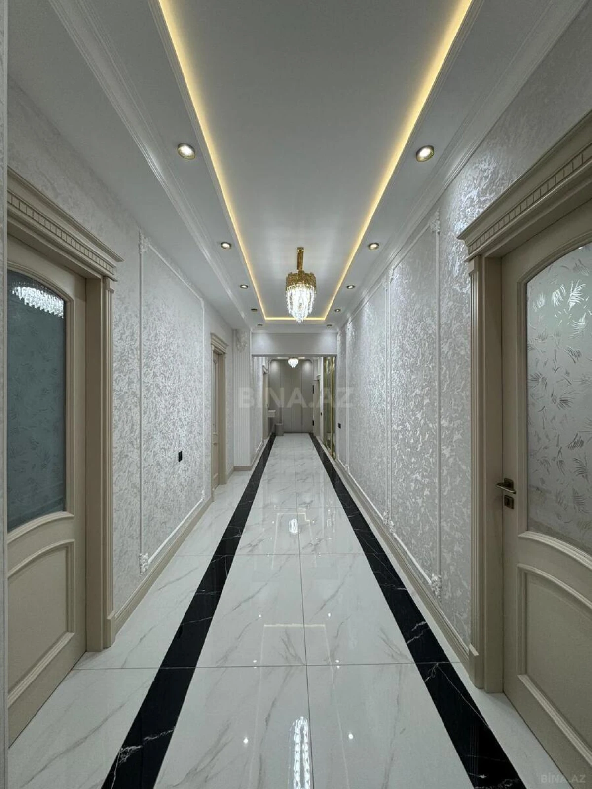 Satılır 4 otaqlı mənzil 240 m²