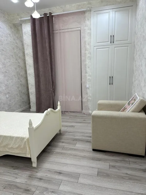 Kirayə verilir 4 otaqlı mənzil 142 m²