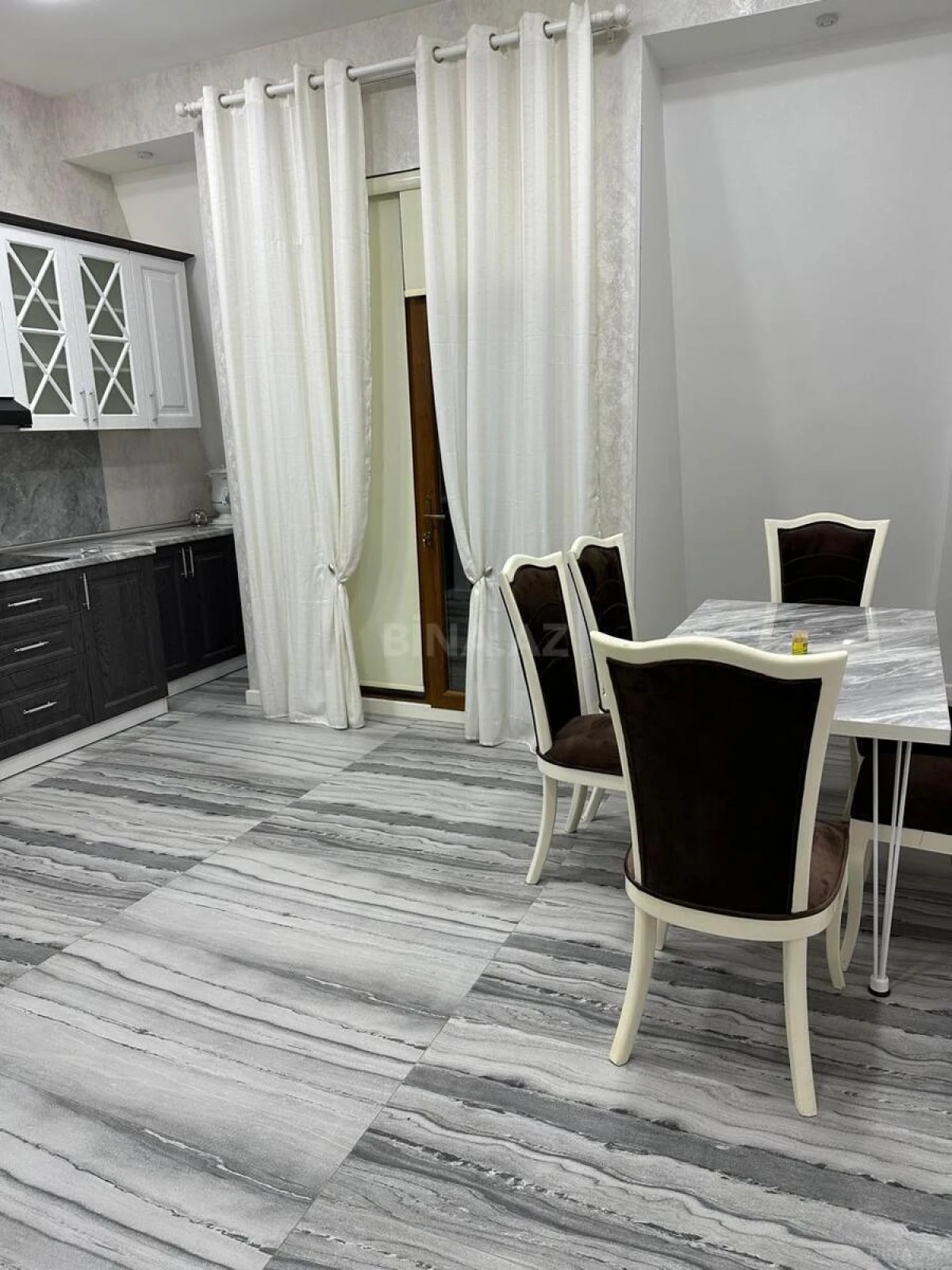 Kirayə verilir 4 otaqlı mənzil 142 m²
