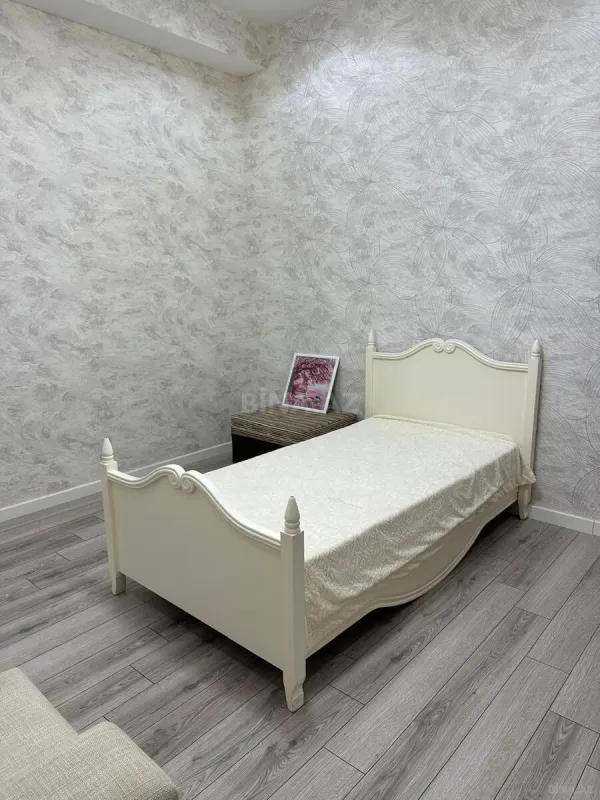 Kirayə verilir 4 otaqlı mənzil 142 m²
