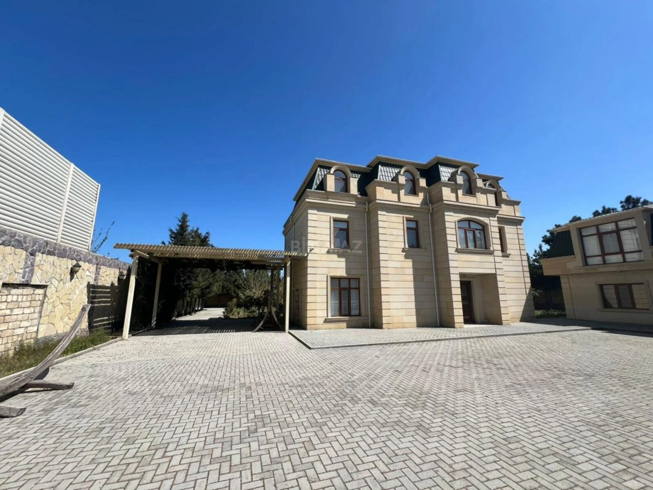 Satılır 10 otaqlı həyət evi 450 m²