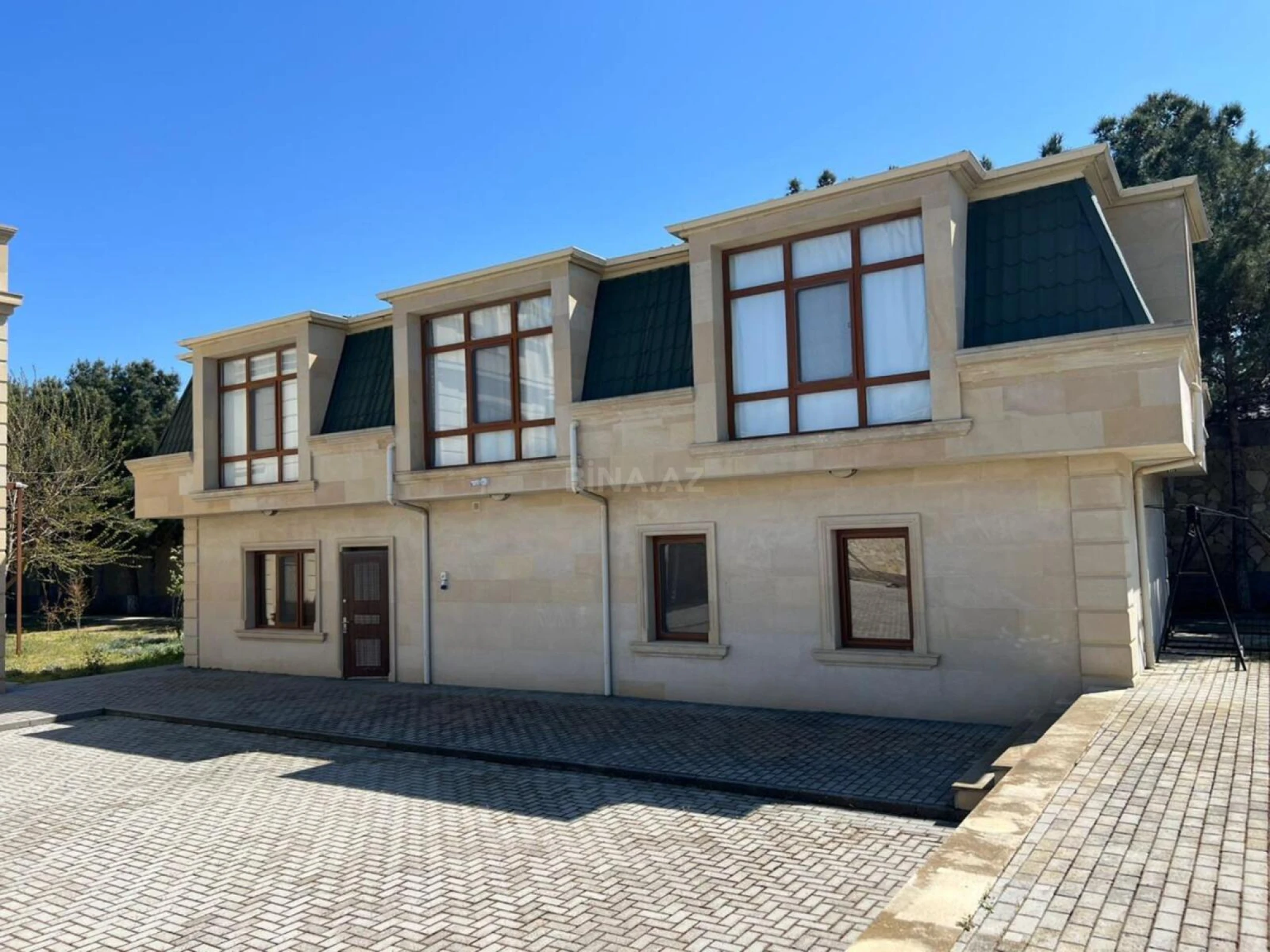 Satılır 10 otaqlı həyət evi 450 m²