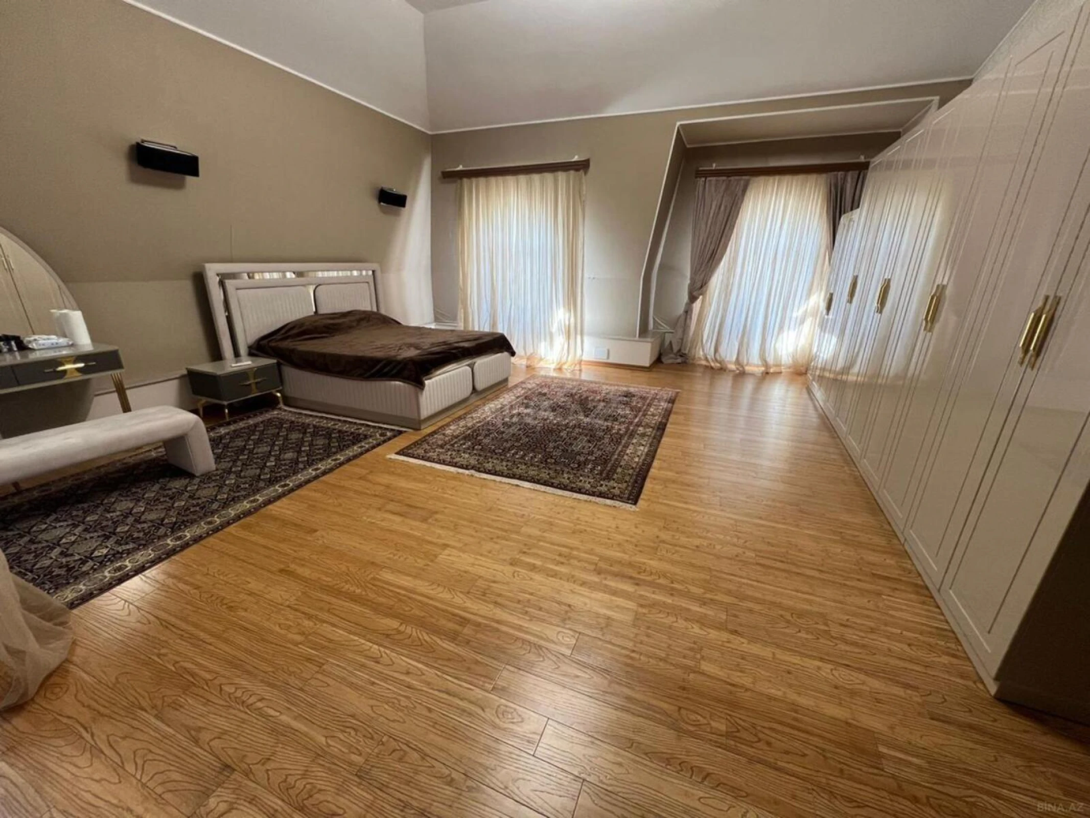 Satılır 10 otaqlı həyət evi 450 m²
