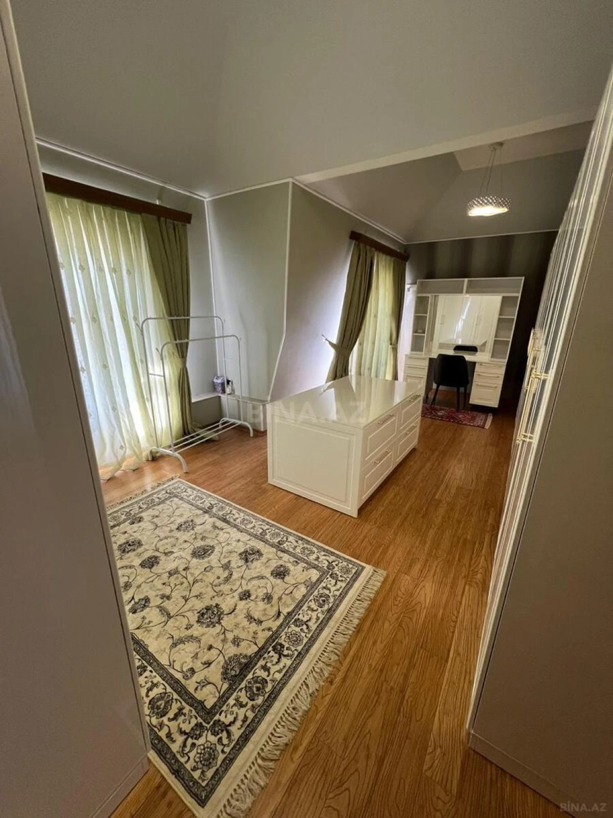 Satılır 10 otaqlı həyət evi 450 m²