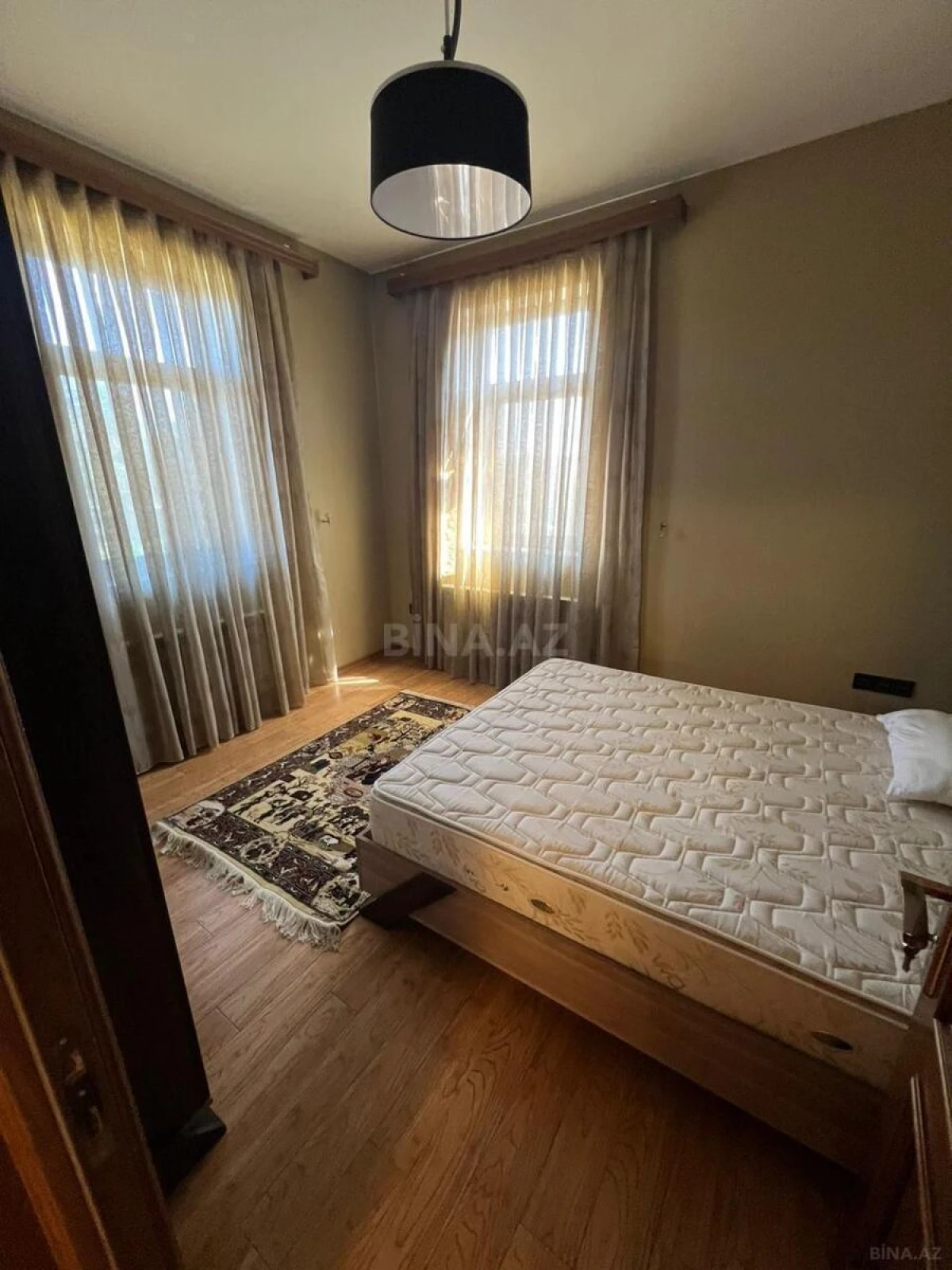 Satılır 10 otaqlı həyət evi 450 m²