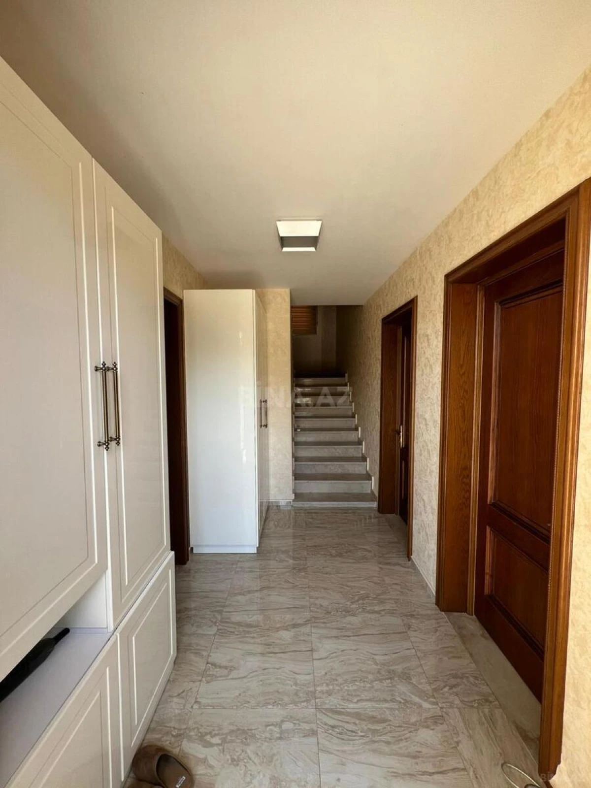 Satılır 10 otaqlı həyət evi 450 m²