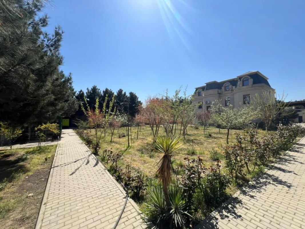 Satılır 10 otaqlı həyət evi 450 m²