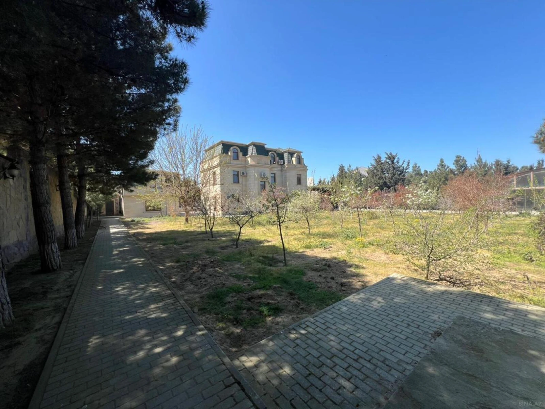 Satılır 10 otaqlı həyət evi 450 m²