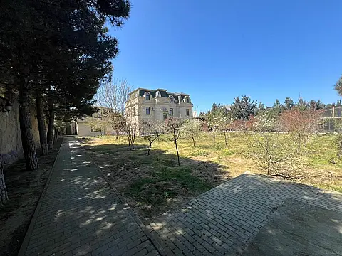 Satılır 10 otaqlı həyət evi 450 m²