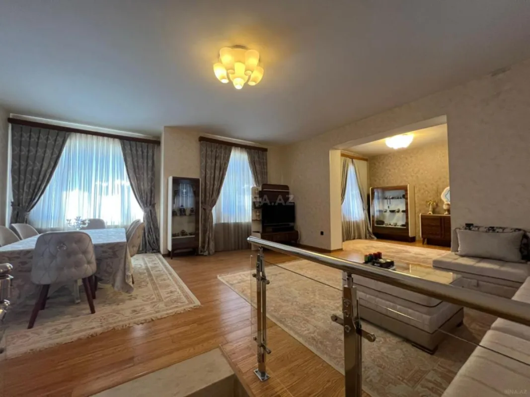Satılır 10 otaqlı həyət evi 450 m²