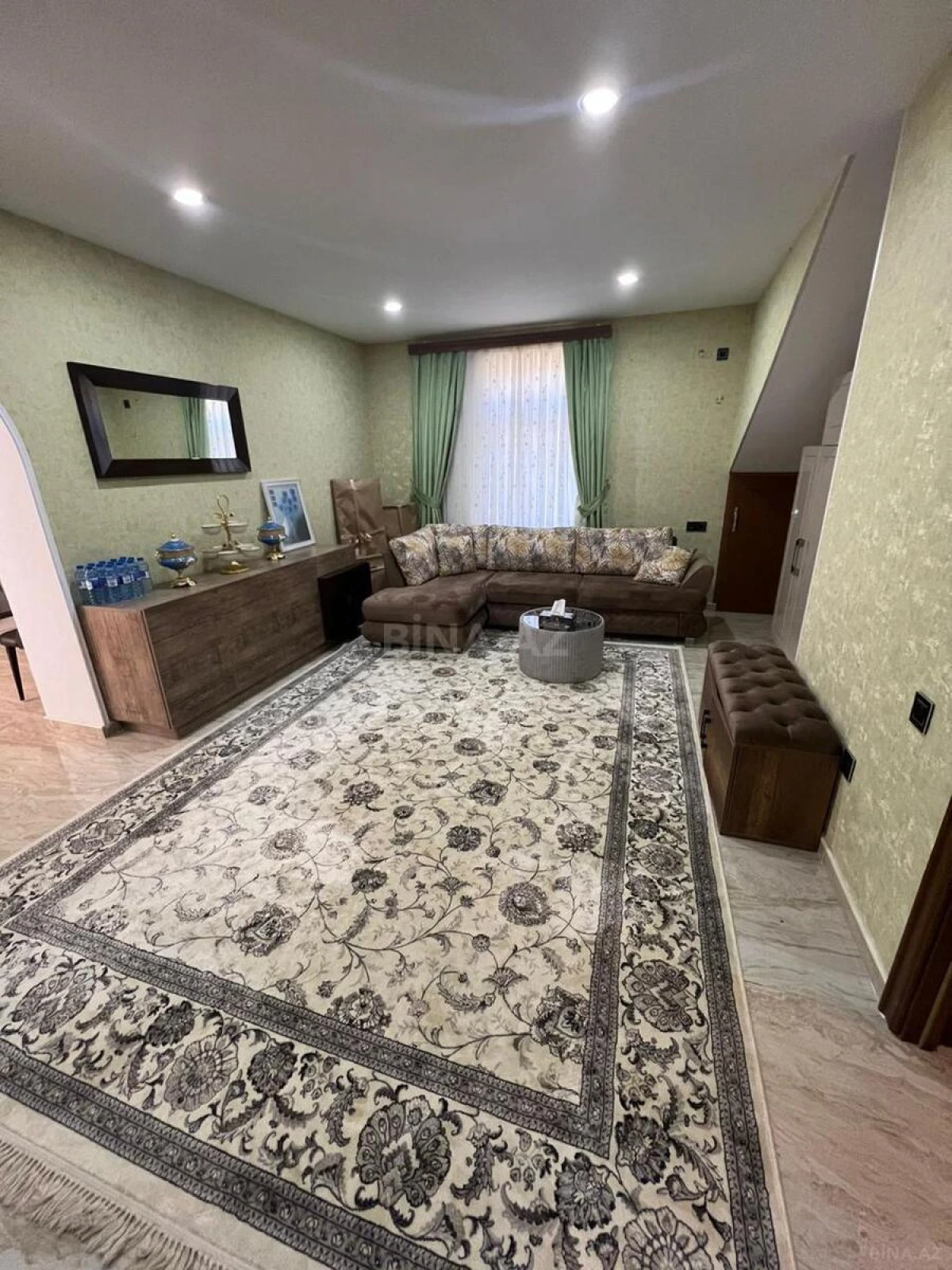 Satılır 10 otaqlı həyət evi 450 m²