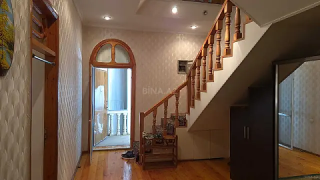 Kirayə verilir 6 otaqlı həyət evi 250 m²