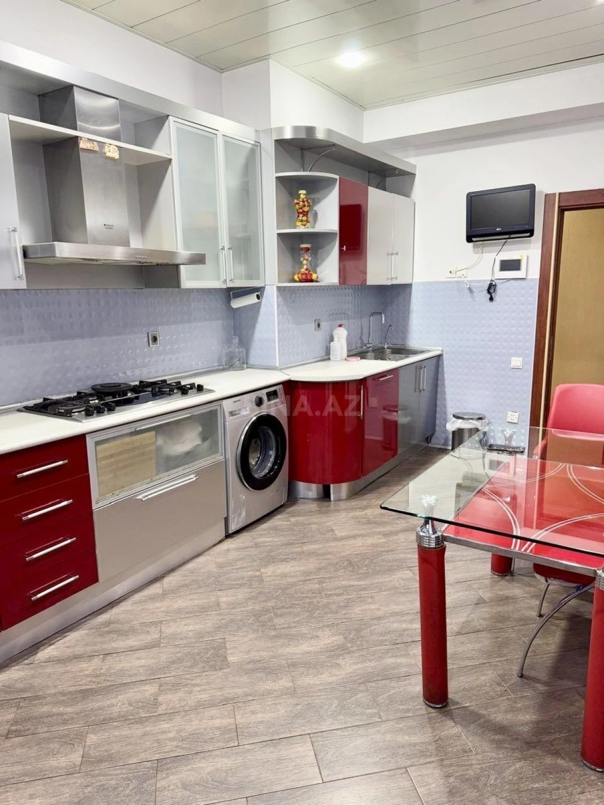 Satılır 4 otaqlı mənzil 170 m²