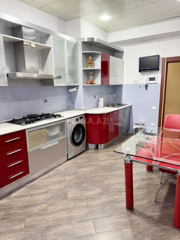 Satılır 4 otaqlı mənzil 170 m²