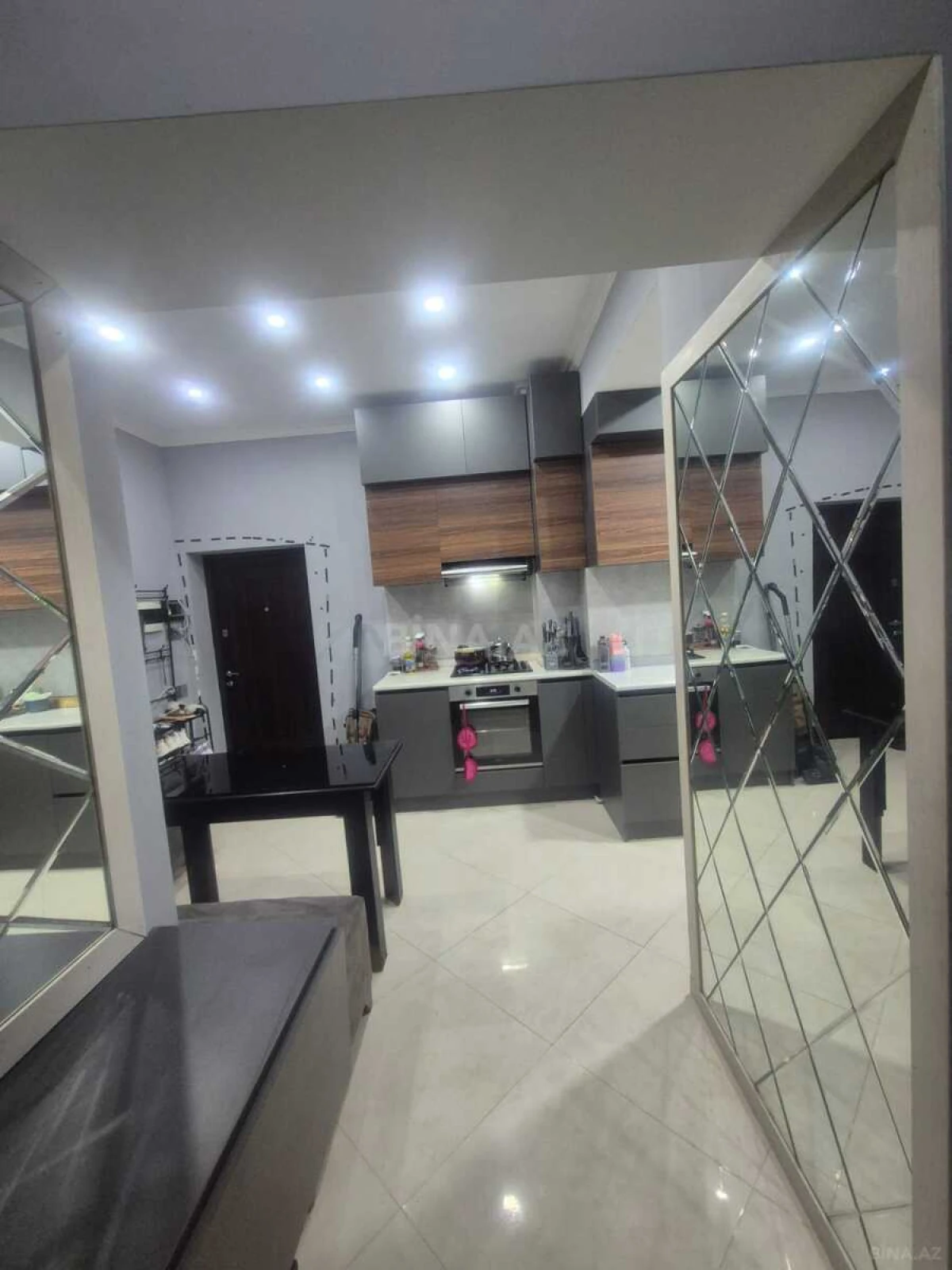 Satılır 2 otaqlı mənzil 67.8 m²