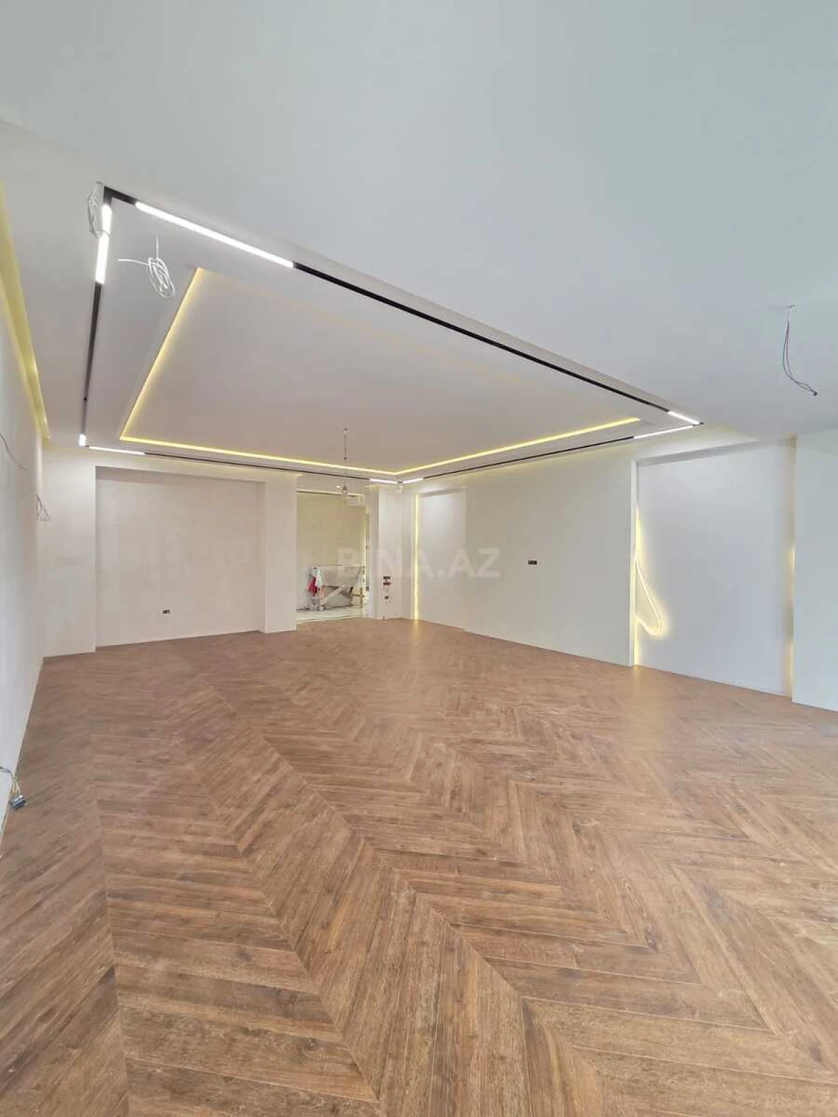 Satılır 4 otaqlı mənzil 210 m²