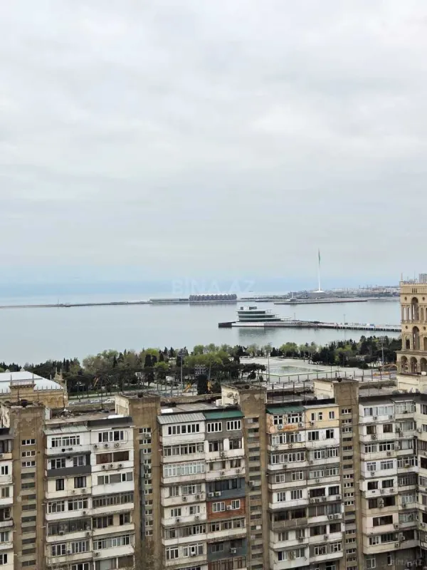 Satılır 4 otaqlı mənzil 210 m²