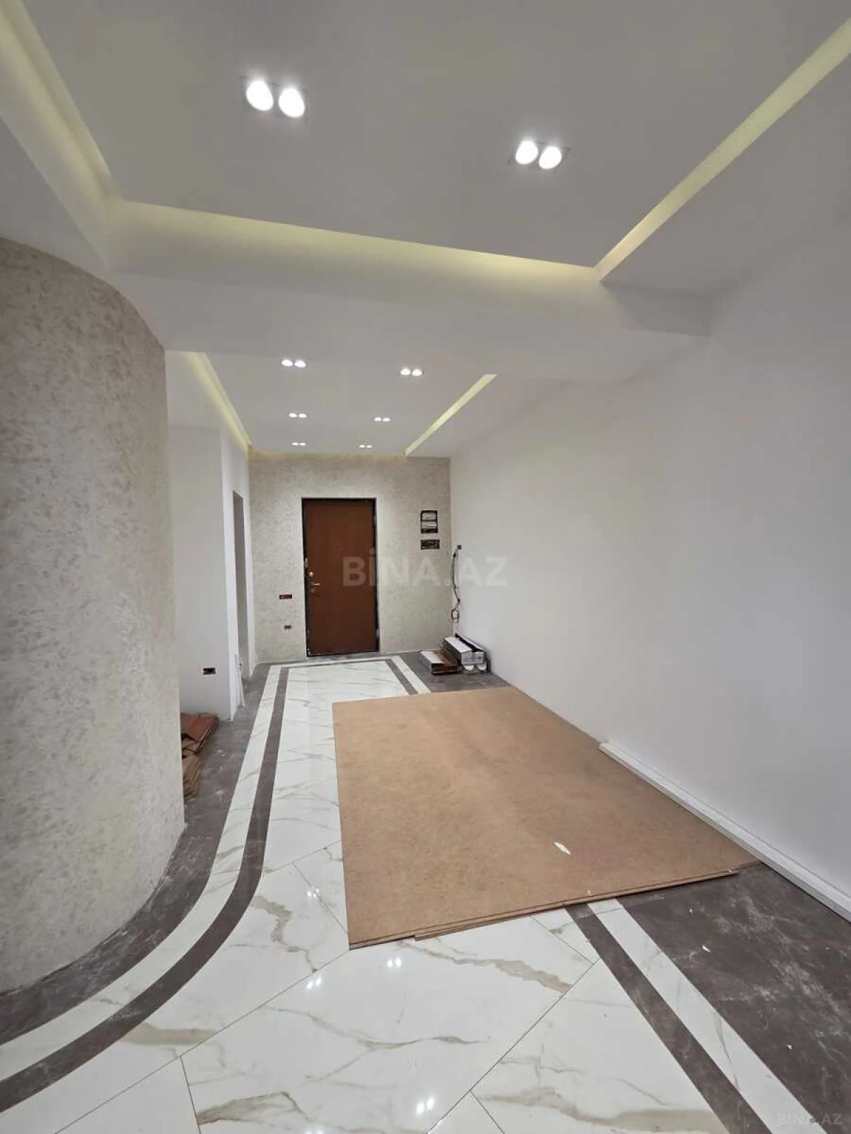 Satılır 4 otaqlı mənzil 210 m²