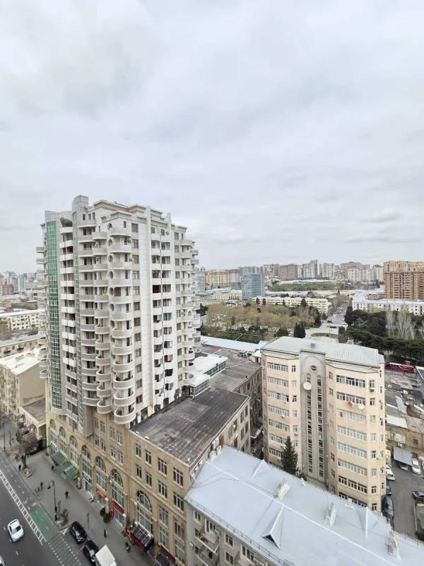 Satılır 4 otaqlı mənzil 210 m²