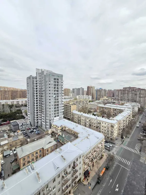 Satılır 4 otaqlı mənzil 210 m²