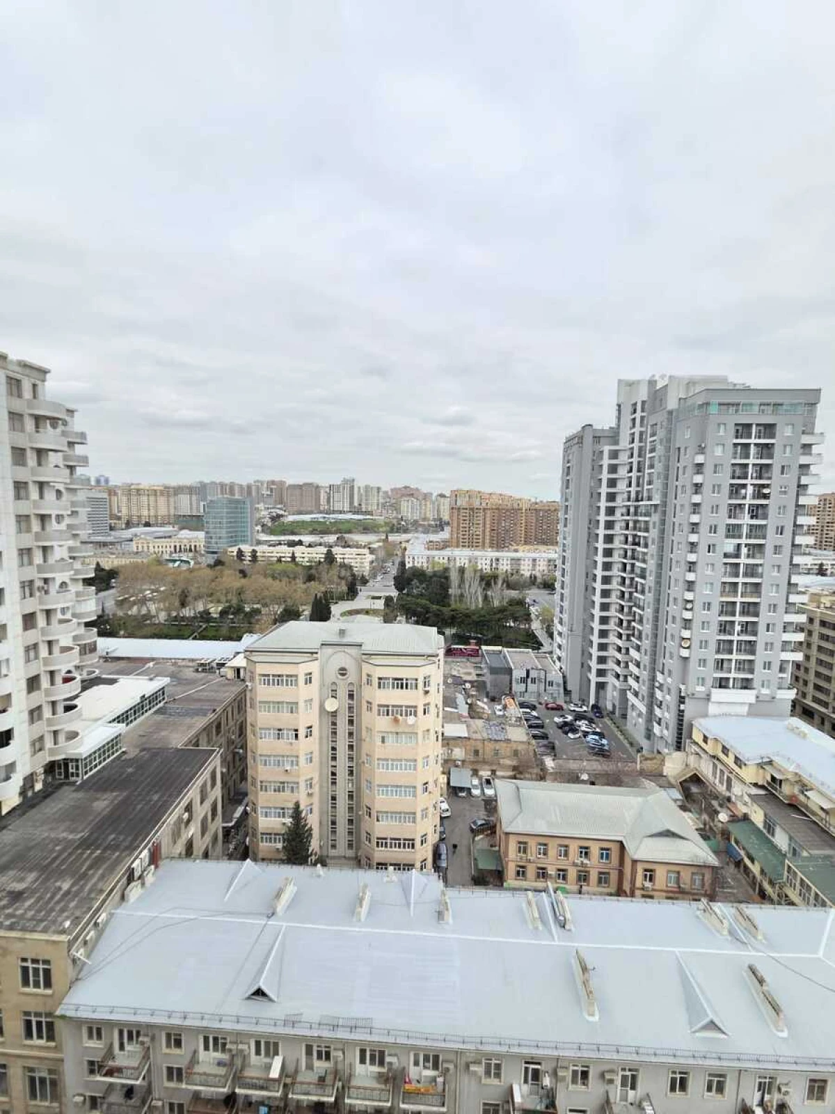 Satılır 4 otaqlı mənzil 210 m²
