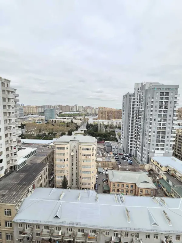 Satılır 4 otaqlı mənzil 210 m²