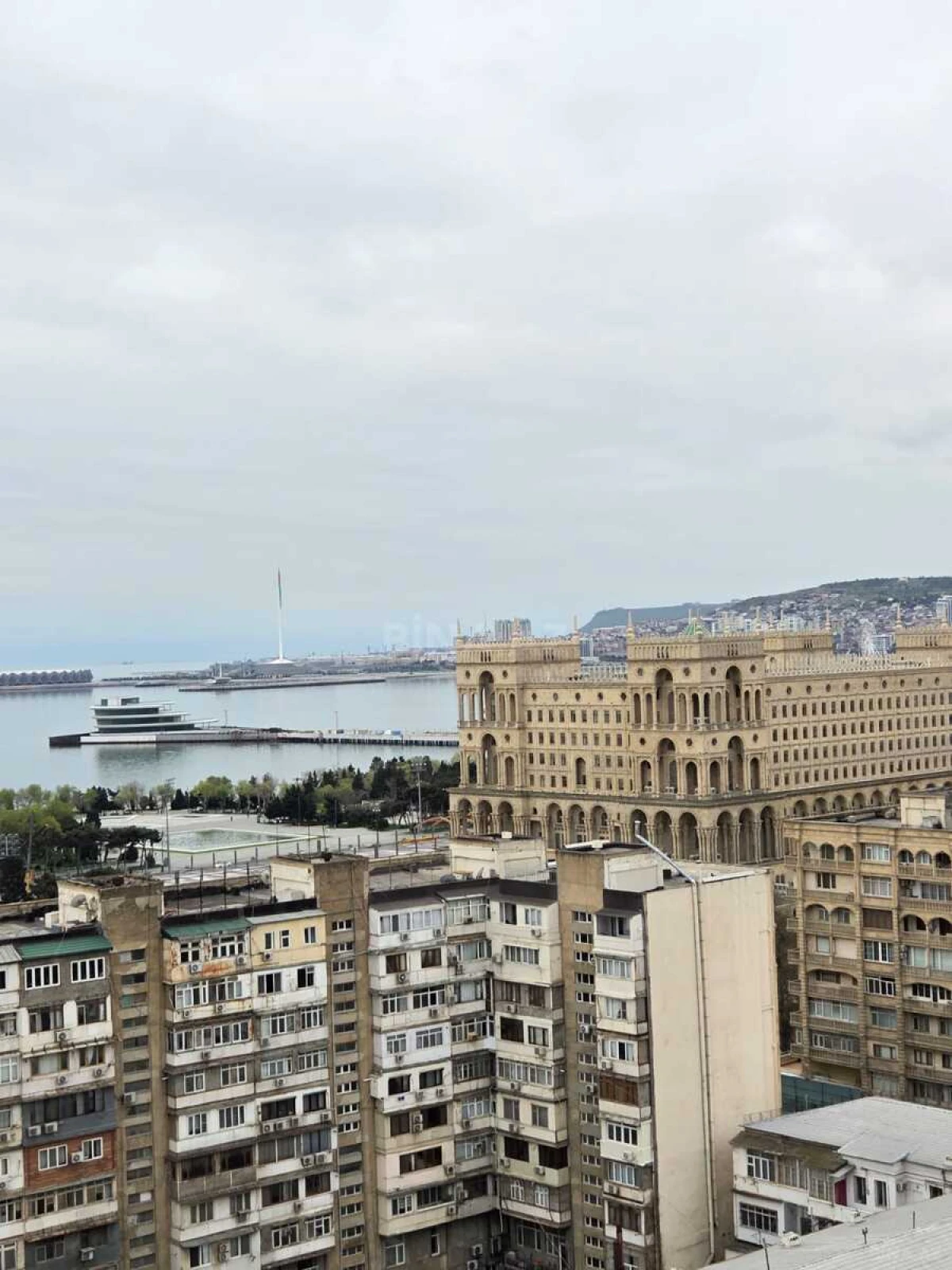 Satılır 4 otaqlı mənzil 210 m²