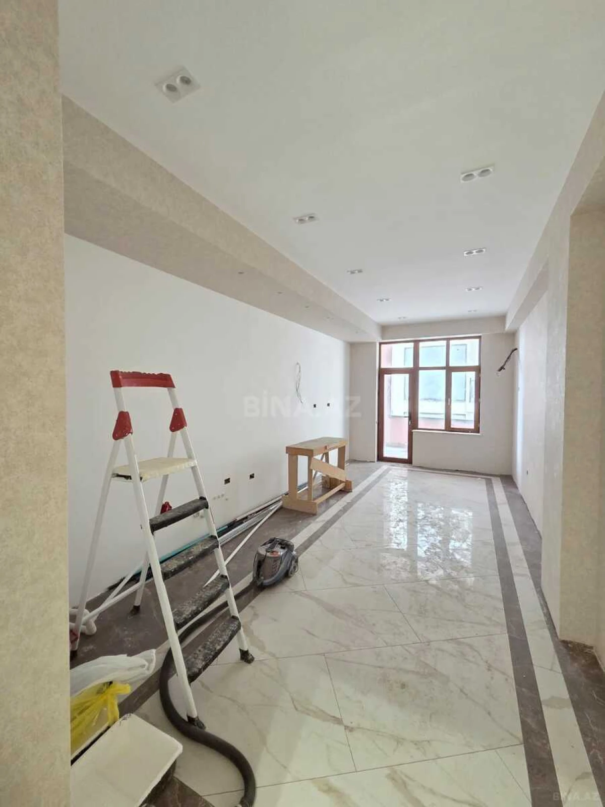 Satılır 4 otaqlı mənzil 210 m²