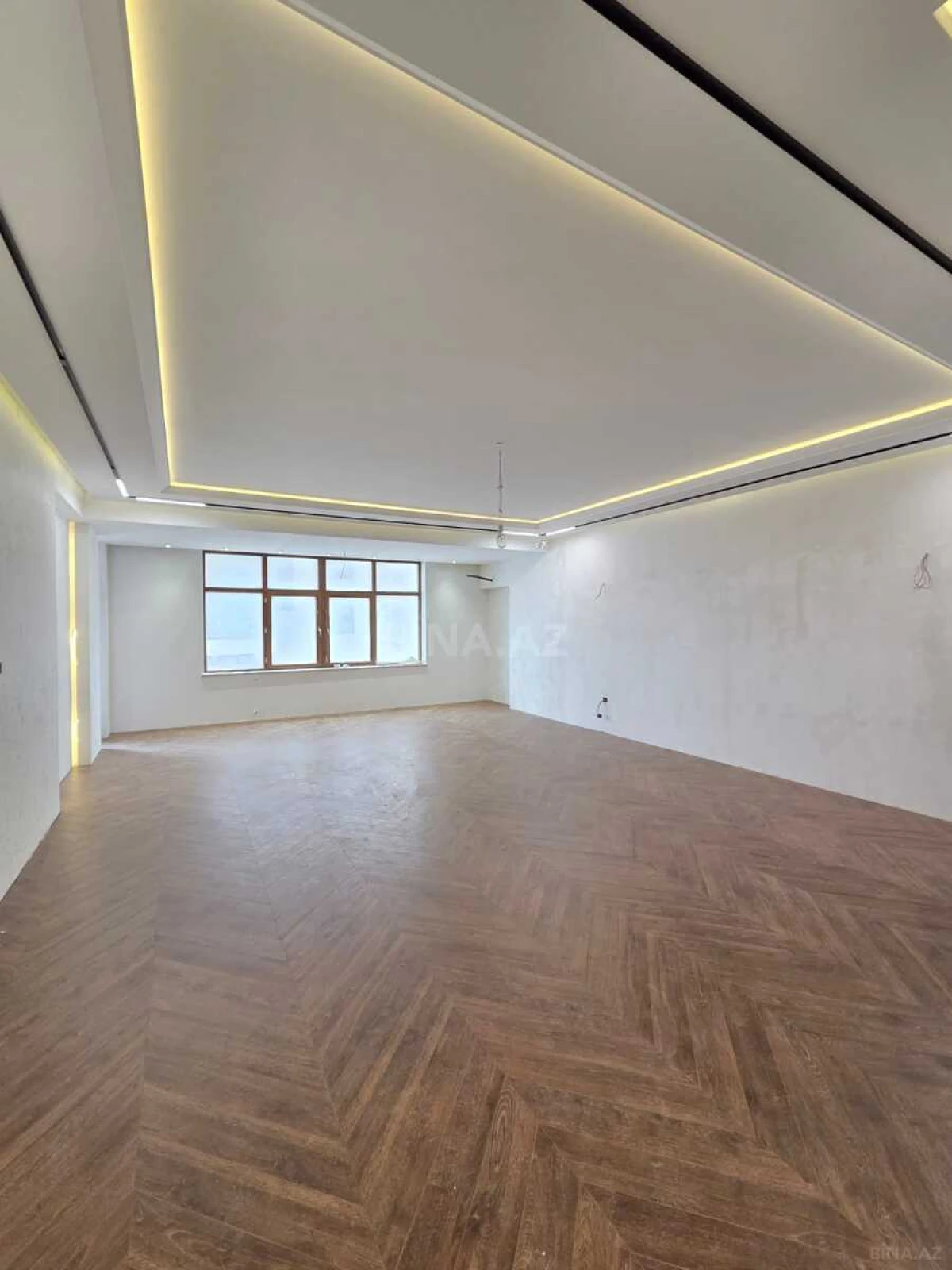Satılır 4 otaqlı mənzil 210 m²