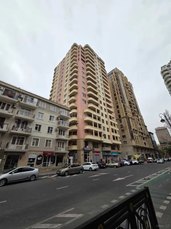 Satılır 4 otaqlı mənzil 210 m²