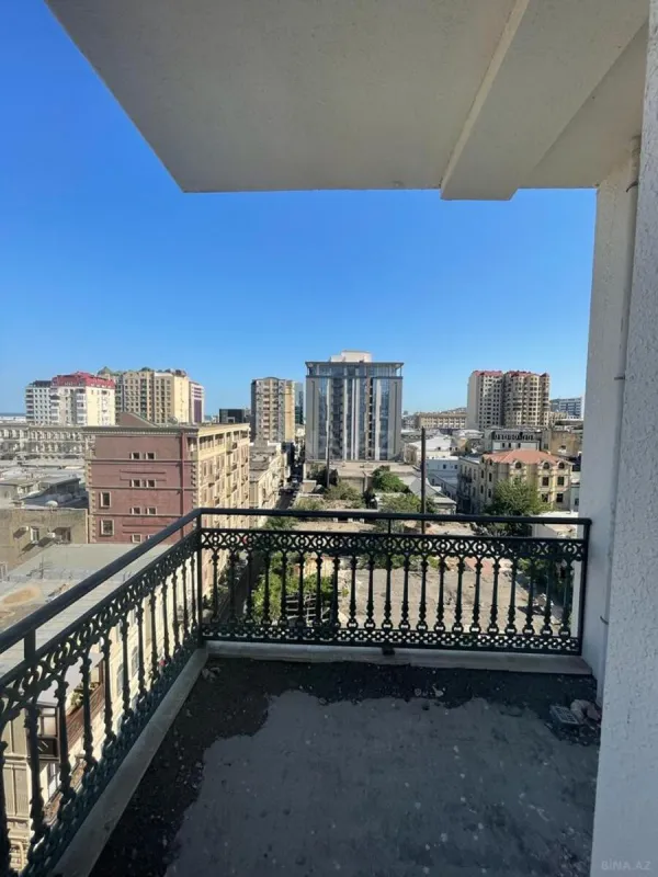 Satılır 4 otaqlı mənzil 247 m²