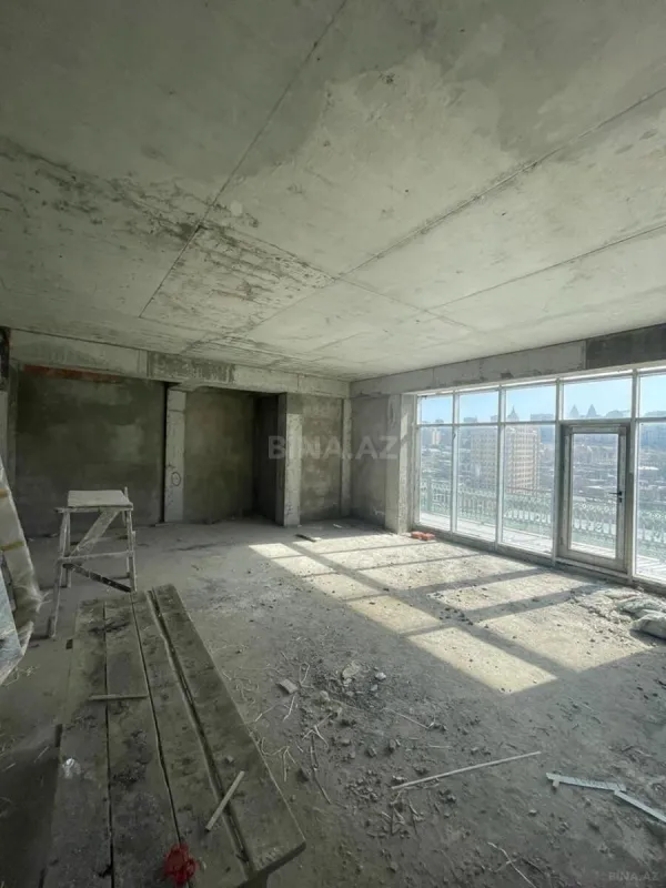 Satılır 4 otaqlı mənzil 247 m²