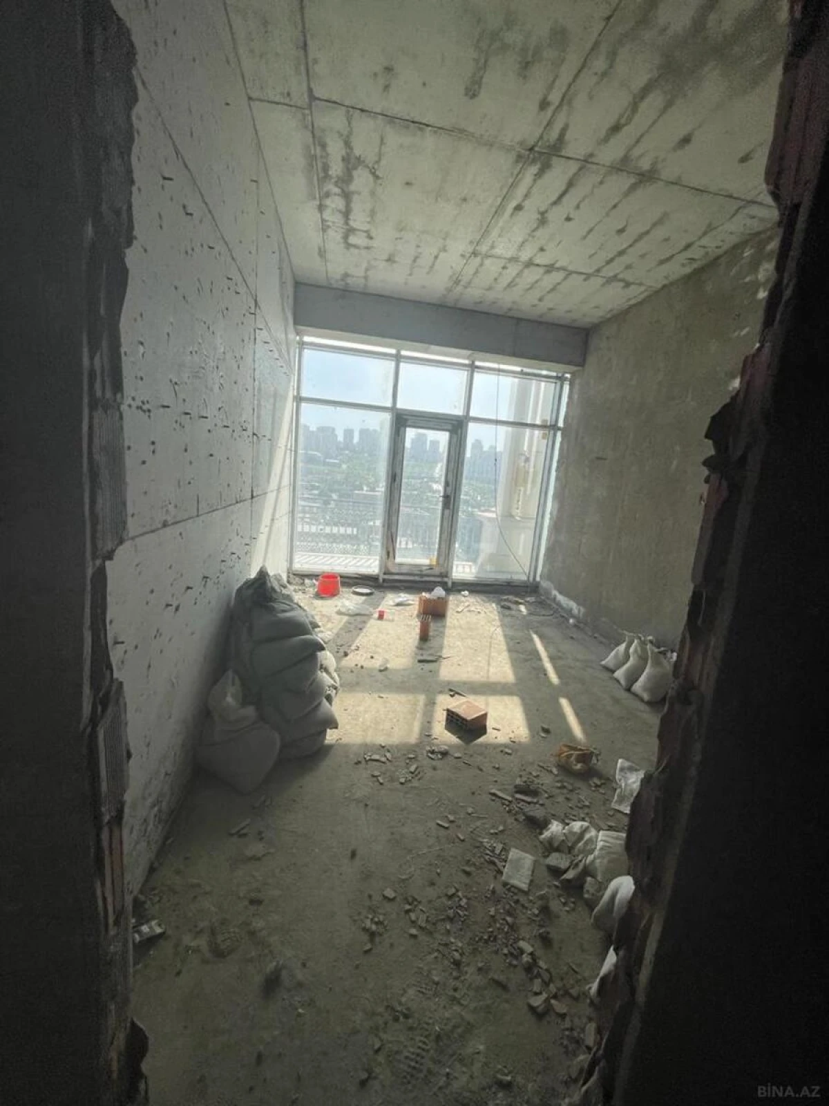 Satılır 4 otaqlı mənzil 247 m²