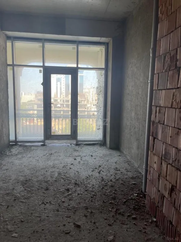 Satılır 4 otaqlı mənzil 247 m²