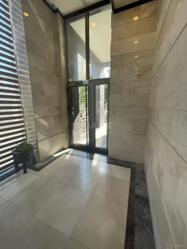 Satılır 4 otaqlı mənzil 247 m²