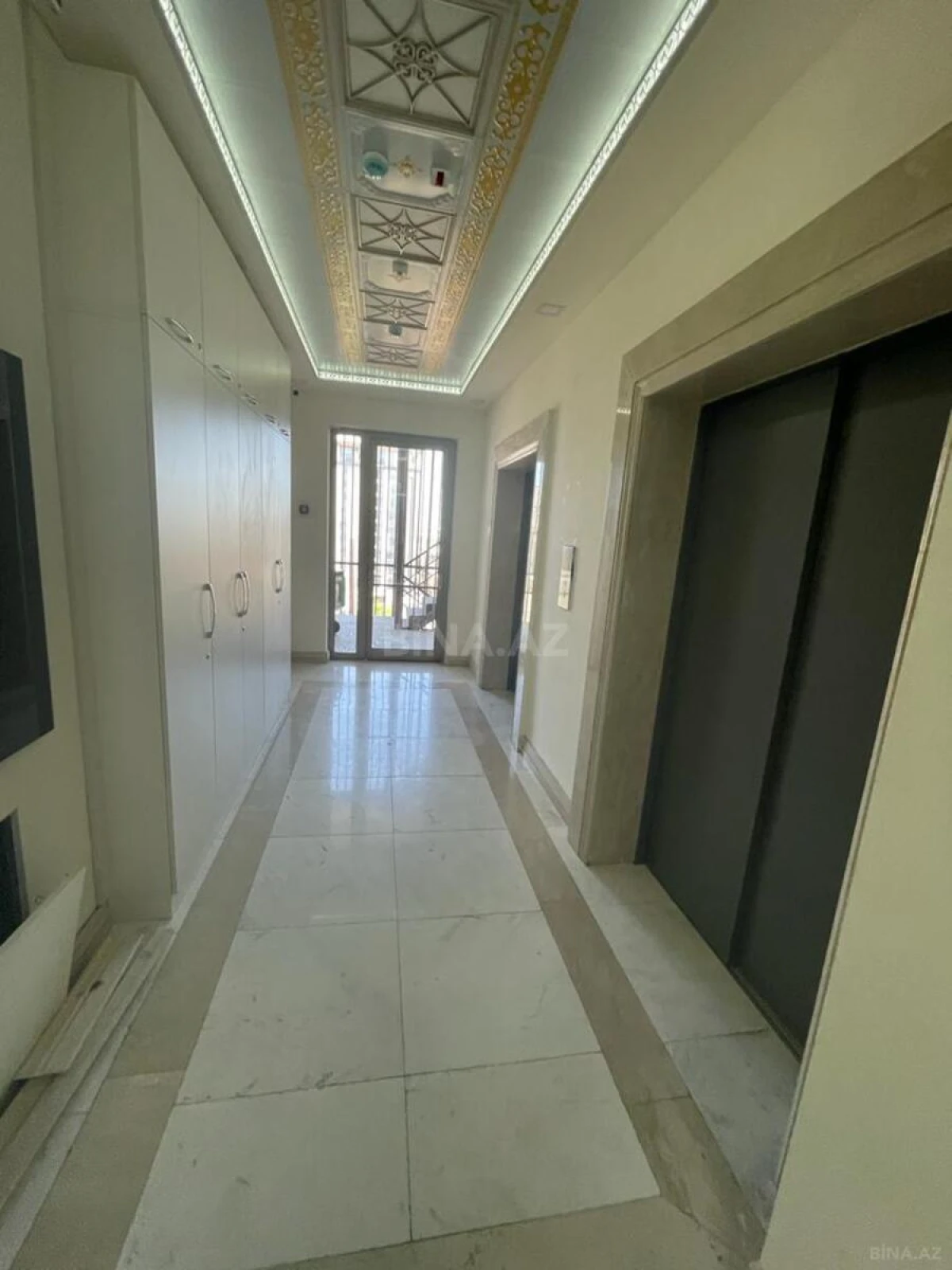 Satılır 4 otaqlı mənzil 247 m²