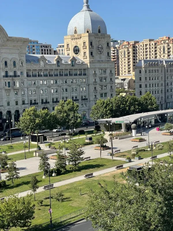 Satılır 4 otaqlı mənzil 247 m²