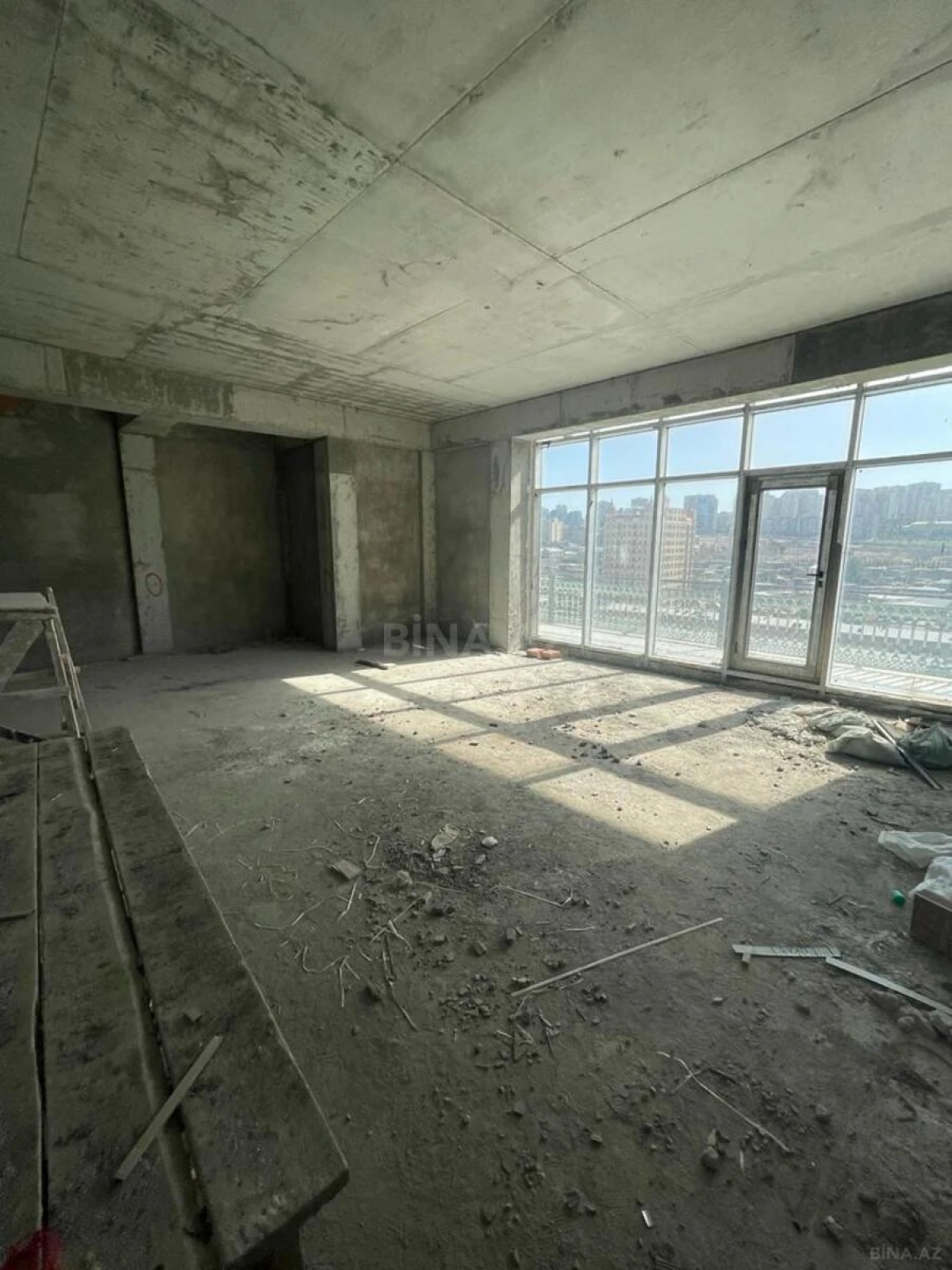 Satılır 4 otaqlı mənzil 247 m²